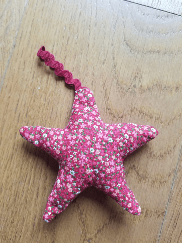 Petites étoiles décoratives (avec attaches)