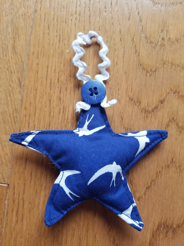 Petites étoiles décoratives (avec attaches)
