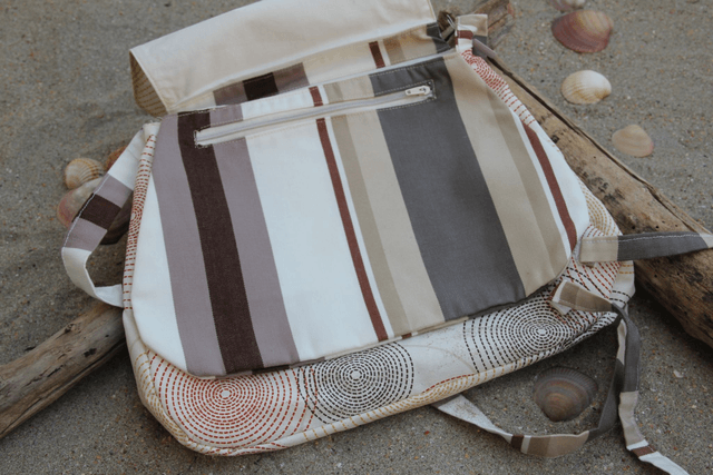 Sac à main en tissu enduit beige, marron et gris
