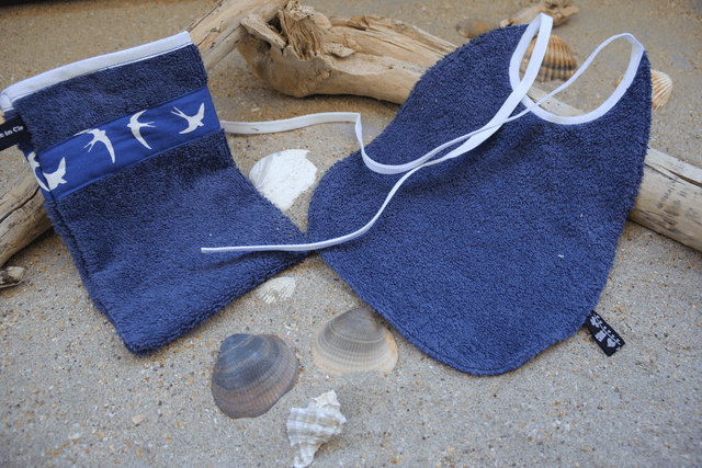 Cape de bain et bavoir bleu marine avec tissu alouettes