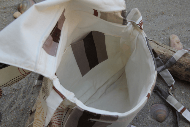 Sac à main en tissu enduit beige, marron et gris