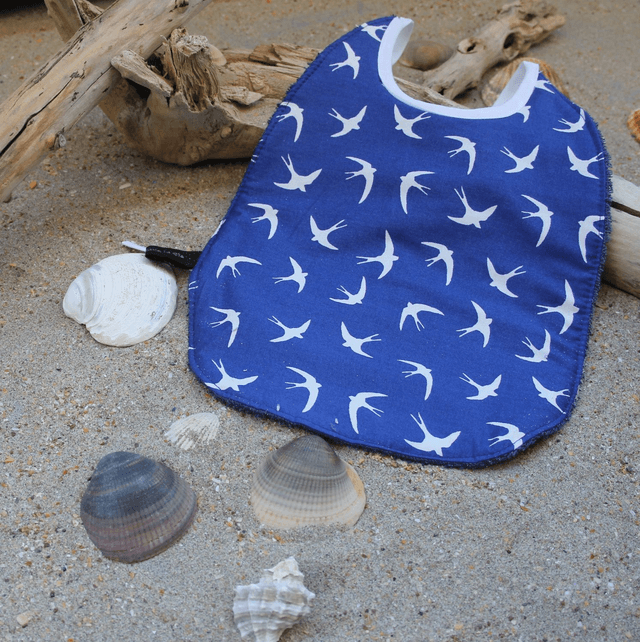 Cape de bain et bavoir bleu marine avec tissu alouettes