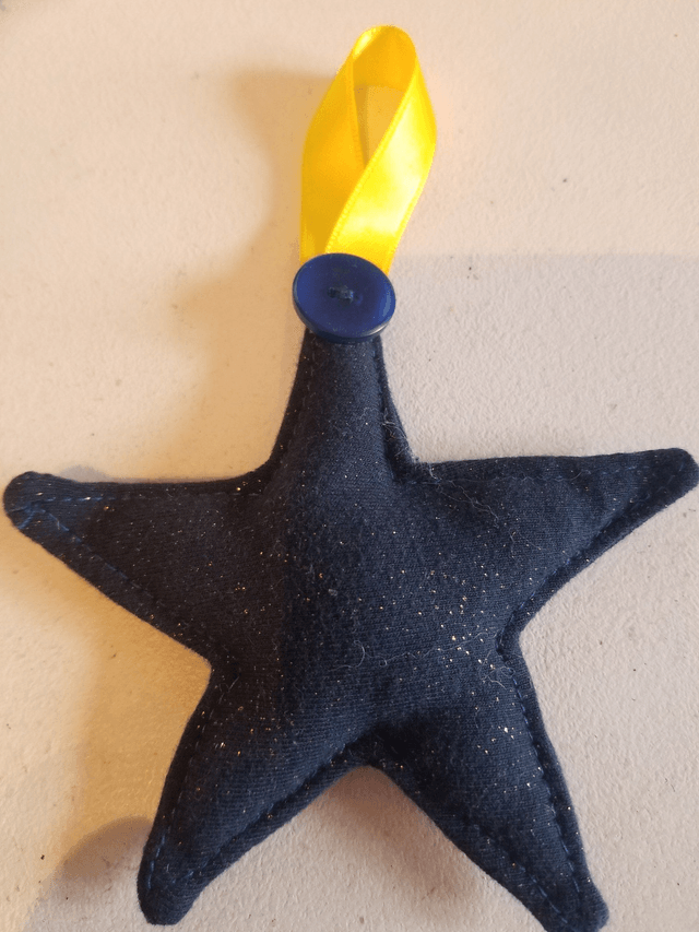 Grandes étoiles décoratives (avec une attache)