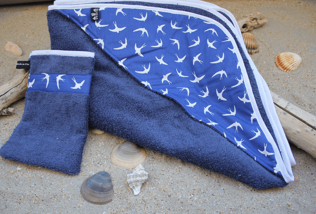 Cape de bain et bavoir bleu marine avec tissu alouettes