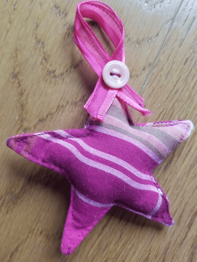 Petites étoiles décoratives (avec attaches)