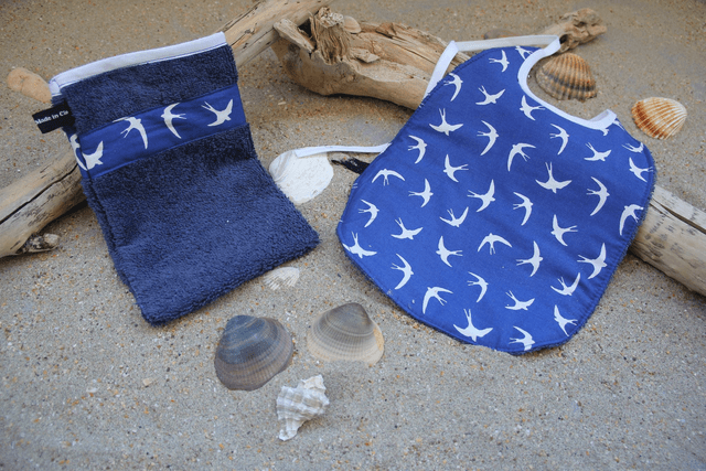 Cape de bain et bavoir bleu marine avec tissu alouettes