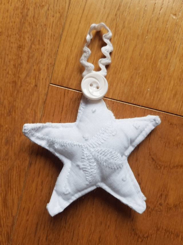 Petites étoiles décoratives (avec attaches)
