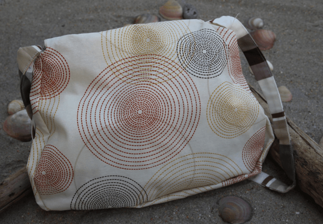 Sac à main en tissu enduit beige, marron et gris