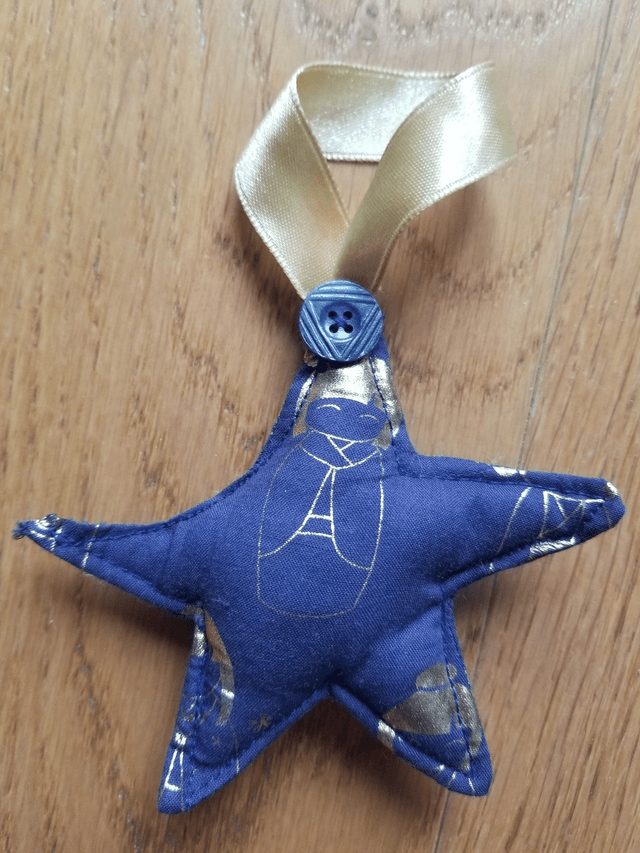 Petites étoiles décoratives (avec attaches)