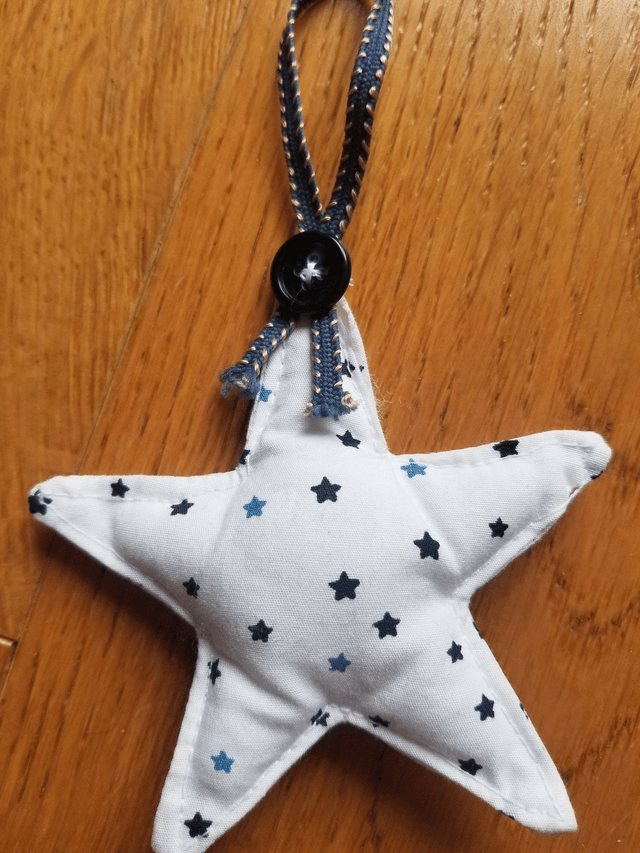 Petites étoiles décoratives (avec attaches)